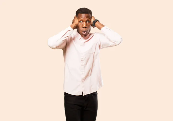 Junger Afrikanisch Amerikanischer Schwarzer Mann Der Unangenehm Schockiert Verängstigt Oder — Stockfoto