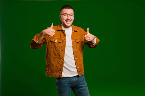 Jonge Knappe Man Glimlachen Breed Zoek Gelukkig Positief Zelfverzekerd Succesvol — Stockfoto