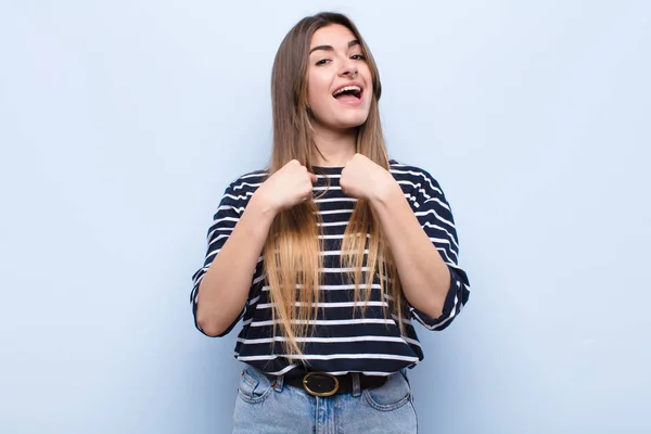 Jovem Mulher Bonita Sentindo Feliz Surpreso Orgulhoso Apontando Para Mesmo — Fotografia de Stock