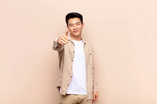 Νεαρός Κινέζος Άνδρας Αισθάνεται Υπερήφανος Ανέμελος Σίγουρος Και Χαρούμενος Χαμογελώντας — Φωτογραφία Αρχείου