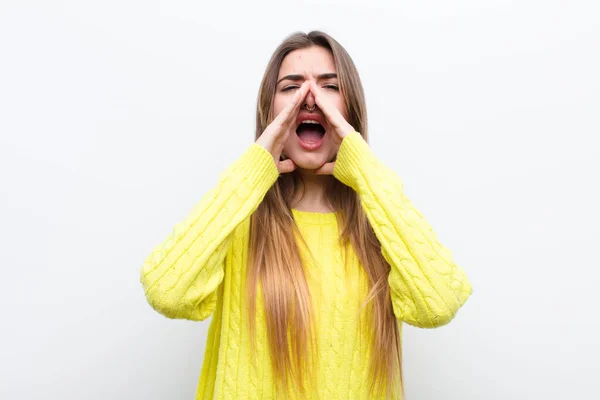 Jovem Mulher Bonita Sentindo Feliz Animado Positivo Dando Grande Grito — Fotografia de Stock