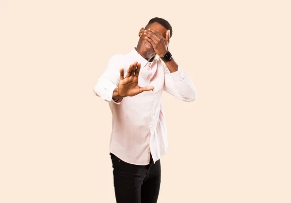 Молодий Афроамериканський Чорний Чоловік Покриває Обличчя Рукою Кладе Іншу Руку — стокове фото
