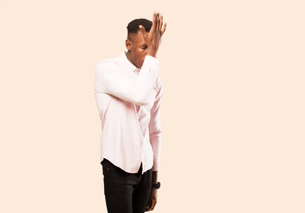 Молодий Афроамериканський Чорний Чоловік Піднімає Долоню Лоб Думаючи Про Уми — стокове фото