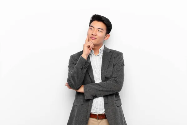 Fiatal Kínai Férfi Mosolyog Boldogan Álmodozó Vagy Kétkedő Látszó Oldalra — Stock Fotó