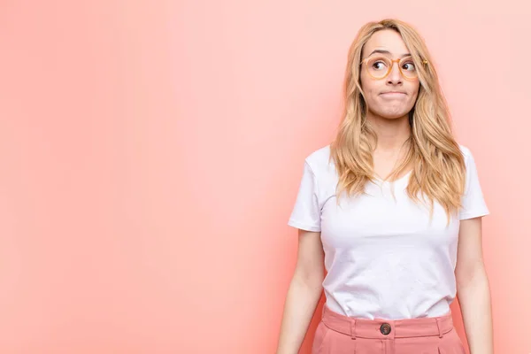 Young Pretty Blonde Woman Wondering Thinking Happy Thoughts Ideas Daydreaming — Stock Photo, Image