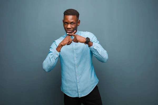 Молодий Афроамериканський Чорний Чоловік Виглядає Серйозно Незадоволений Обома Пальцями Схрещеними — стокове фото