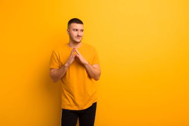 Genç yakışıklı, gururlu, yaramaz ve kibirli bir adam kötü bir plan kurarken ya da düz arkaplana karşı bir numara düşünürken.