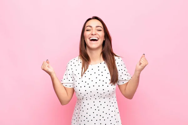 Jong Mooi Vrouw Kijken Uiterst Gelukkig Verrast Vieren Succes Schreeuwen — Stockfoto