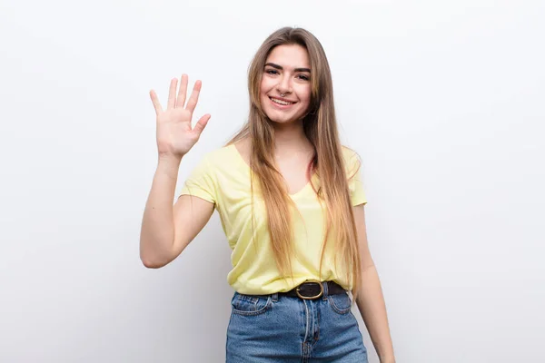 Giovane Bella Donna Sorridente Felicemente Allegramente Agitando Mano Accogliendovi Salutandovi — Foto Stock