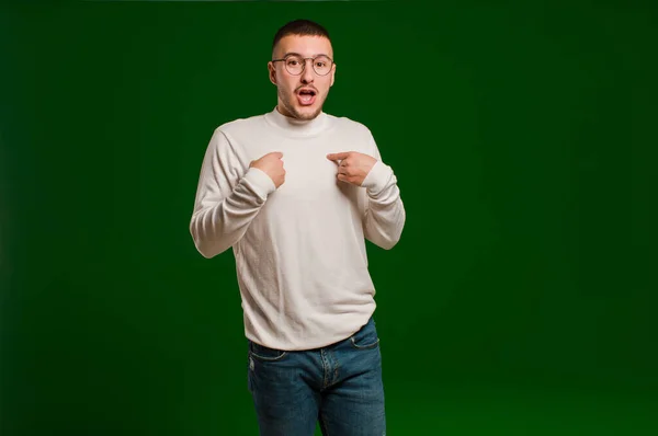 Jovem Bonito Homem Sentindo Feliz Surpreso Orgulhoso Apontando Para Mesmo — Fotografia de Stock