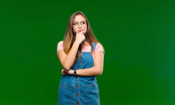 Young Pretty Woman Looking Serious Thoughtful Distrustful One Arm Crossed — Stock Photo, Image