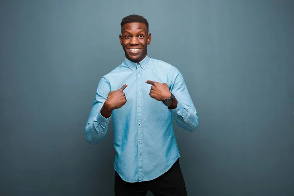 Junger Afrikanisch Amerikanischer Schwarzer Mann Fühlt Sich Glücklich Überrascht Und — Stockfoto