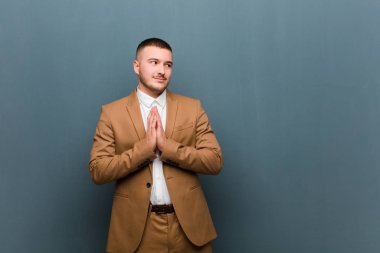 Genç yakışıklı, gururlu, yaramaz ve kibirli bir adam şeytani bir plan yaparken ya da düz duvara karşı bir numara düşünürken.