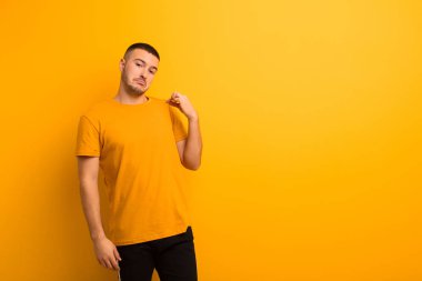 Genç yakışıklı, kibirli, başarılı, pozitif ve gururlu görünüyor.