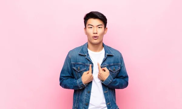 Jeune Homme Chinois Pointant Vers Soi Avec Regard Confus Quiz — Photo