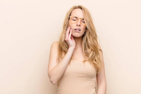 Young Pretty Blonde Woman Holding Cheek Suffering Painful Toothache Feeling — Stock Photo, Image