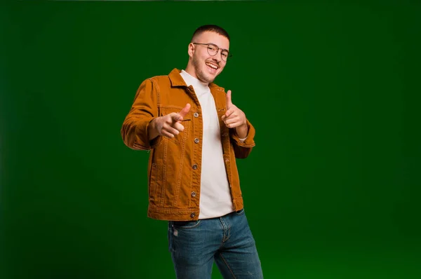 Joven Hombre Guapo Sentirse Feliz Fresco Satisfecho Relajado Exitoso Apuntando — Foto de Stock