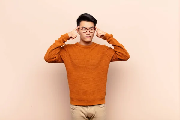 Jeune Homme Chinois Regardant Concentré Réfléchissant Dur Sur Une Idée — Photo