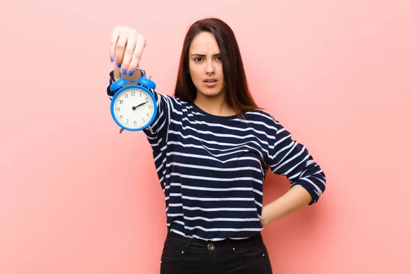 Jeune Jolie Femme Avec Une Horloge Concept Temps — Photo