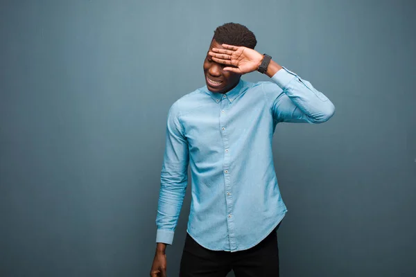 Jovem Negro Afro Americano Olhando Estressado Cansado Frustrado Secando Suor — Fotografia de Stock