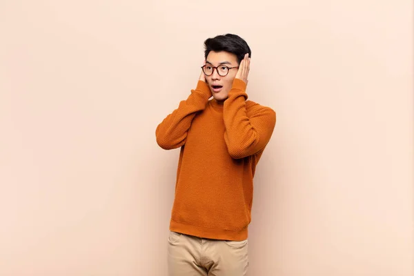 Genç Çinli Adam Mutlu Heyecanlı Şaşırmış Hissediyor Iki Eli Yüzü — Stok fotoğraf