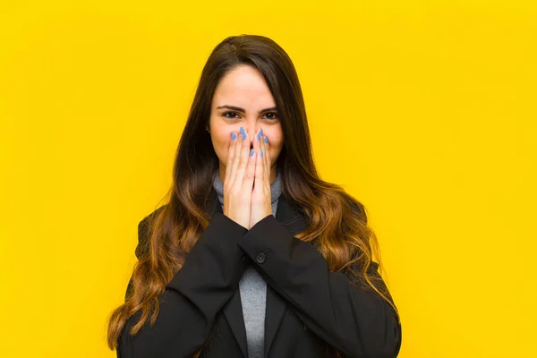 Jong Mooi Vrouw Gelukkig Opgewonden Verrast Verbaasd Bedekking Mond Met — Stockfoto