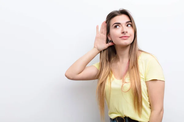 Jovem Mulher Bonita Sorrindo Olhando Curiosamente Para Lado Tentando Ouvir — Fotografia de Stock