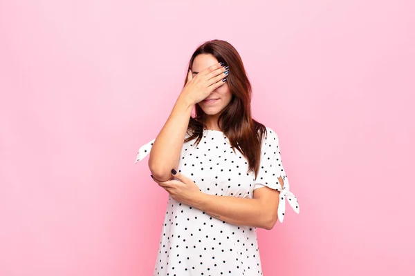 Jovem Bonita Mulher Olhando Estressado Envergonhado Chateado Com Uma Dor — Fotografia de Stock