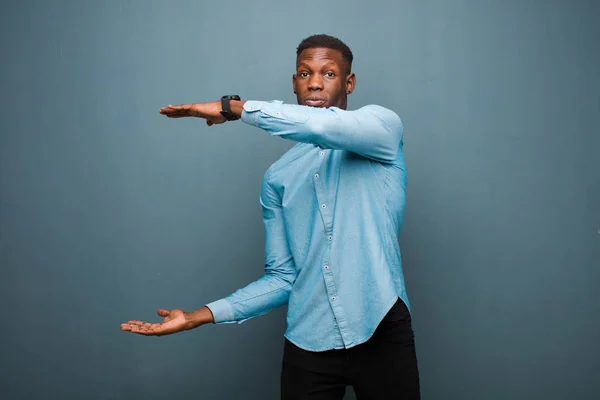 Junger Afrikanisch Amerikanischer Schwarzer Mann Lächelt Fühlt Sich Glücklich Positiv — Stockfoto