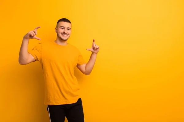 Jovem Homem Bonito Enquadrando Delinear Próprio Sorriso Com Duas Mãos — Fotografia de Stock