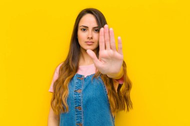 Genç ve güzel bir kadın ciddi, sert, hoşnutsuz ve kızgın görünüyor.