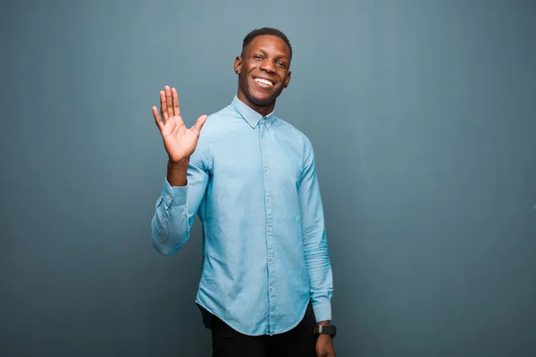 Junger Afrikanisch Amerikanischer Schwarzer Mann Lächelt Glücklich Und Fröhlich Winkt — Stockfoto