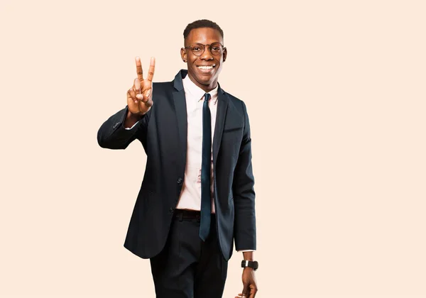 Afrykański Amerykański Biznesmen Uśmiecha Się Wygląda Przyjaźnie Pokazuje Numer Dwa — Zdjęcie stockowe