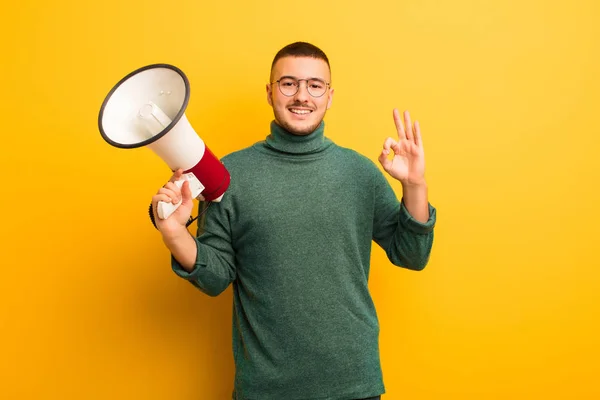 Jonge Knappe Man Tegen Platte Muur Met Een Megafoon — Stockfoto