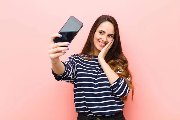 Junge Hübsche Frau Mit Ihrem Smartphone — Stockfoto