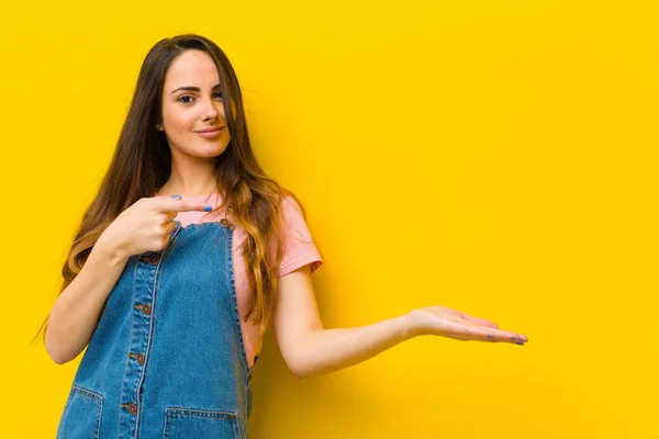 Jonge Mooie Vrouw Glimlachend Gelukkig Zorgeloos Tevreden Wijzend Naar Concept — Stockfoto