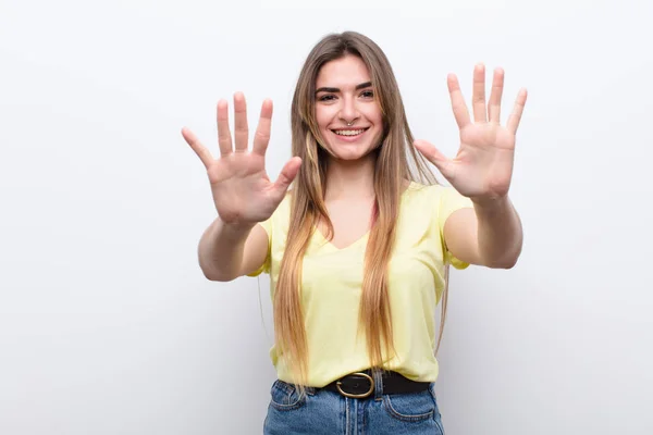 Jeune Jolie Femme Souriante Amicale Montrant Numéro Dix Dixième Avec — Photo