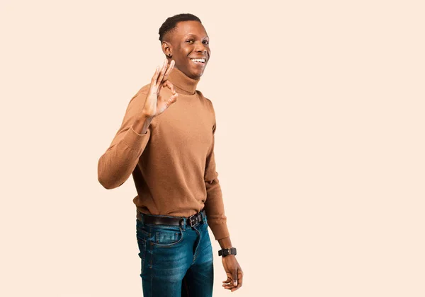 Jovem Negro Afro Americano Sentindo Feliz Relaxado Satisfeito Mostrando Aprovação — Fotografia de Stock