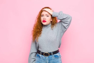 Genç kızıl saçlı kadın unutulmuş bir mühlet yüzünden panikliyor, stresli hissediyor, bir pisliği örtbas etmek zorunda kalıyor ya da pembe duvara karşı hata yapıyor.