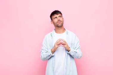 Genç yakışıklı adam entrikalar ve komplolar kuruyor, hilekar hileler ve hilekarlıklar düşünüyor, pembe duvara karşı kurnaz ve ihanet ediyor.