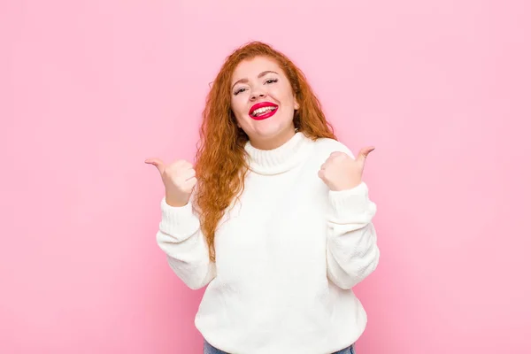 Jovem Mulher Cabeça Vermelha Sorrindo Alegremente Olhando Feliz Sentindo Despreocupado — Fotografia de Stock