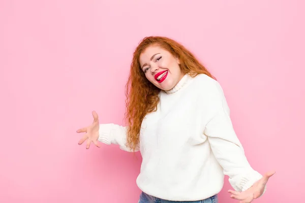 Jovem Cabeça Vermelha Mulher Olhando Feliz Arrogante Orgulhoso Auto Satisfeito — Fotografia de Stock