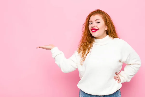 Junge Frau Mit Rotem Kopf Lächelt Fühlt Sich Selbstbewusst Erfolgreich — Stockfoto