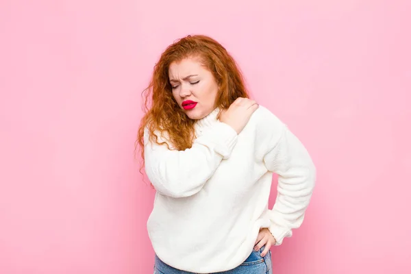 Mujer Joven Pelirroja Sintiéndose Cansada Estresada Ansiosa Frustrada Deprimida Sufriendo —  Fotos de Stock