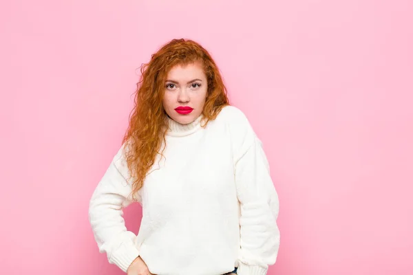 Genç Kızıl Saçlı Kadın Gururlu Kendinden Emin Havalı Küstah Küstah — Stok fotoğraf