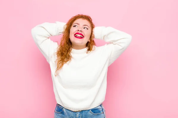 Jovem Cabeça Vermelha Mulher Sorrindo Sentindo Relaxado Satisfeito Despreocupado Rindo — Fotografia de Stock