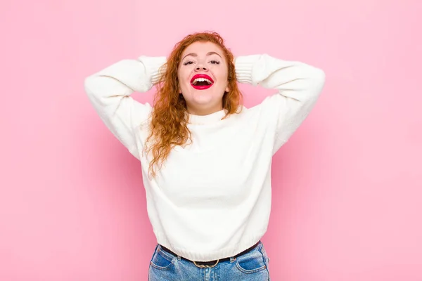 Junge Rote Kopf Frau Sieht Glücklich Unbeschwert Freundlich Und Entspannt — Stockfoto