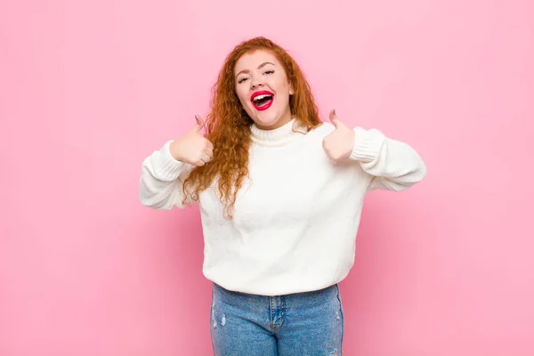 Jovem Mulher Cabeça Vermelha Sorrindo Amplamente Olhando Feliz Positivo Confiante — Fotografia de Stock