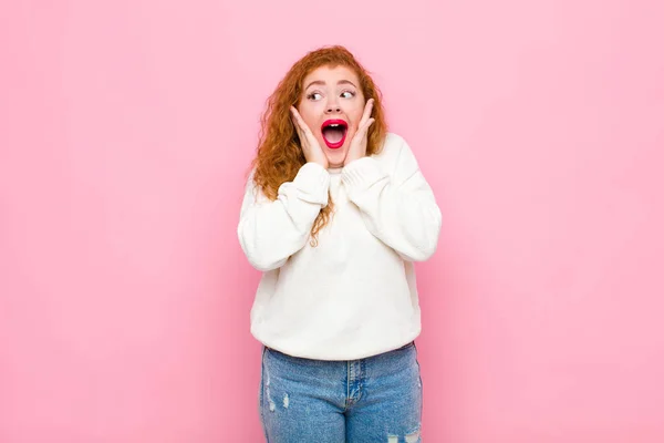 Giovane Donna Rossa Testa Sentirsi Felice Eccitato Sorpreso Guardando Lato — Foto Stock