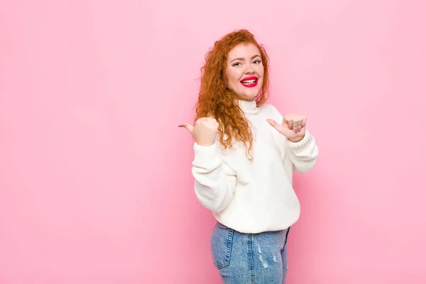 Jovem Mulher Cabeça Vermelha Sorrindo Alegre Casualmente Apontando Para Copiar — Fotografia de Stock